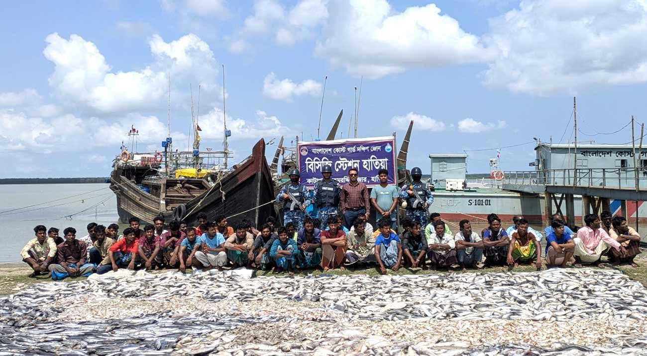 হাতিয়ায় ৪৫ জেলে আটক, জব্দ বিপুল সামুদ্রিক মাছ